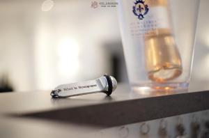butelka alkoholu na blacie w obiekcie Hotel Le Bourgogne w mieście Évian-les-Bains