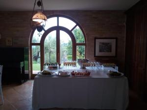 une table avec des plaques de cuisson et une fenêtre dans l'établissement B&B La Casa tra gli Ulivi, à Civitanova Marche