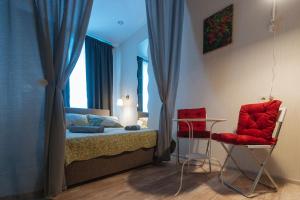 モスクワにあるApart-Hotel Belomorskayaのベッドルーム1室(ベッド1台、椅子2脚、テーブル付)