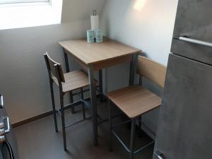 einen kleinen Tisch und Stühle in einer kleinen Küche in der Unterkunft Ferienwohnung Helena in Emden