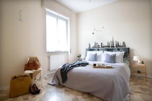 sypialnia z dużym łóżkiem i oknem w obiekcie A casa mia w mieście Saronno