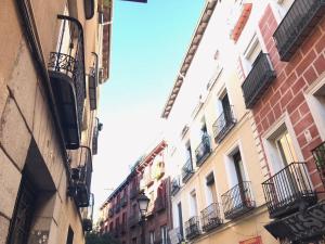 a view of an alley between two buildings at Pensión Estrella in Madrid