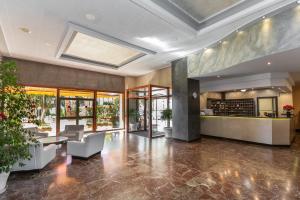 The lobby or reception area at La Torre De La Roca Még 37 kép