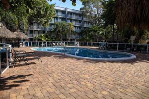 uma piscina em frente a um edifício em Fort Lauderdale Grand Hotel em Fort Lauderdale