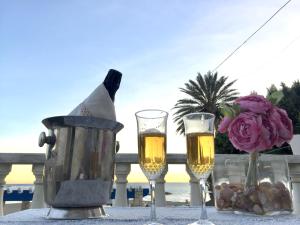 een tafel met twee glazen champagne en een fles bij Calle Quitapenas 37 in Málaga