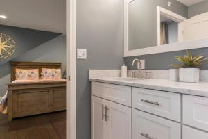 un baño con lavabo y espejo en Luxury Marblehead Condo, en Marblehead 23 fotos más