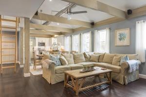 马布尔黑德Luxury Marblehead Condo的客厅里有一张沙发和一张桌子。