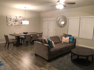 sala de estar con sofá y mesa de comedor en Atlanta Townhome, en Atlanta