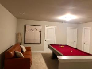 una sala de estar con una mesa de billar rojo. en Atlanta Townhome, en Atlanta