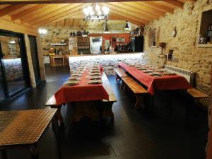 A restaurant or other place to eat at Hosteria Calixtino