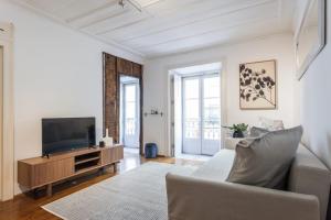 TV a/nebo společenská místnost v ubytování Living Bairro Alto II