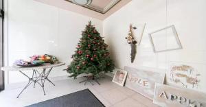 Un árbol de Navidad en una habitación blanca con una mesa en Nagoya - Hotel / Vacation STAY 15276, en Nagoya