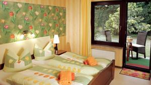 Ein Bett oder Betten in einem Zimmer der Unterkunft Landhaus Tannenhof