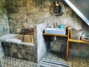 Koupelna v ubytování Le Moulin de Corneil + 35 fotografií