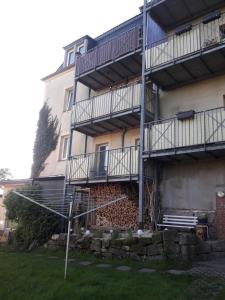 ein Gebäude mit Balkon auf der Seite in der Unterkunft Ferienwohnung K4 in Freital