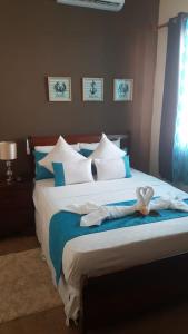 a bedroom with a large bed with blue and white pillows at Apartamento Frente Al Mar in San Felipe de Puerto Plata