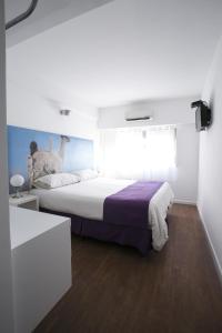 - une chambre avec un grand lit et une fenêtre dans l'établissement Infinito Hotel, à Buenos Aires