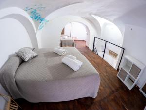 una camera da letto con un letto e due asciugamani di SikulaHouse - apartment in the city center a Catania
