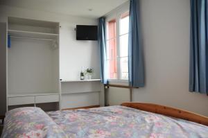 Schlafzimmer mit einem Bett und einem Fenster in der Unterkunft Hotel Restaurant Bahnhof in Schüpfen