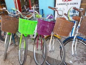 cztery rowery zaparkowane obok siebie z koszami w obiekcie Sunflower Guest House Luxor West Bank w mieście Luksor