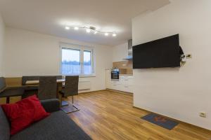 ein Wohnzimmer mit einem Tisch und einem TV an der Wand in der Unterkunft eder-home in Reisenberg