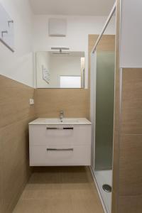 ein Bad mit einem Waschbecken und einem Spiegel in der Unterkunft eder-home in Reisenberg