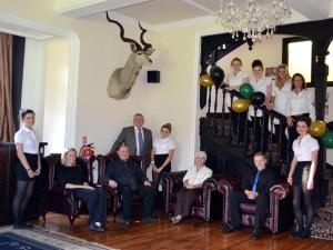 Clennell Hall Country House - Near Rothbury - Northumberland في ألونتين: مجموعة من الناس يجلسون على الدرج مع البالونات