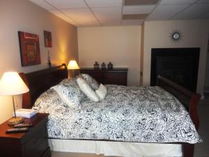 Un dormitorio con una cama con almohadas encima. en 1st Choice Bed and Breakfast, en Whitehorse