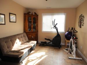 Una sala de estar con un sofá y equipo de ejercicio. en 1st Choice Bed and Breakfast, en Whitehorse