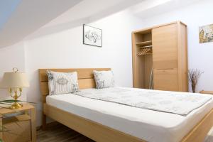- une chambre avec un grand lit et une armoire dans l'établissement Romexpo Apartment Luxury - aproape de centru si parc Herastrau!, à Bucarest