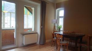 een eetkamer met een tafel en stoelen en een raam bij Villa Heimburg in Thale