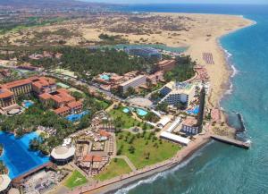 an aerial view of a resort next to the beach at Vacacional Tegueste 2ºA in Vecindario