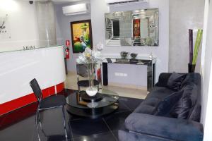 una sala de estar con un sofá y una mesa en Hotel Merey, en Santo Domingo
