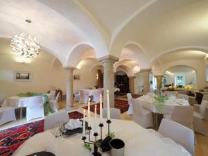a dining room with white tables and white chairs at Hotel Die Residenz in Schloss Rosenau