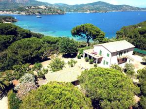 una vista aerea di una casa con vista sull'acqua di Capo Perla Apartments a Capoliveri