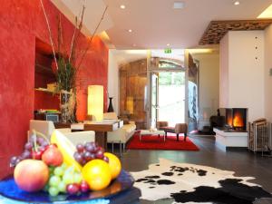 - un salon avec une table et des fruits dans l'établissement Hotel Die Residenz, à Schloss Rosenau