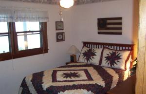 1 dormitorio con cama y ventana en A Little Slice of Smokey Mountain Heaven with Wifi, en Franklin