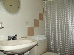 Koupelna v ubytování Hostal Gemina + 30 fotografií
