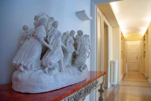 ローマにあるBea Suites Luxury Roomsの壁に人々の像