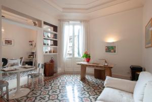 ローマにあるBea Suites Luxury Roomsのリビングルーム(ソファ、テーブル付)