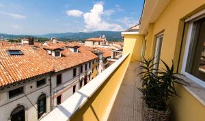 un balcone con vista sulla città di un edificio di The flat via roma 45 a Bassano del Grappa