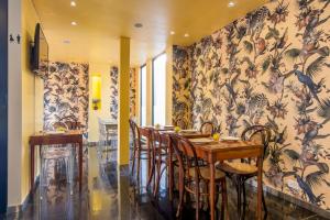 a dining room with a table and chairs at Hotel Regina in Bogotá