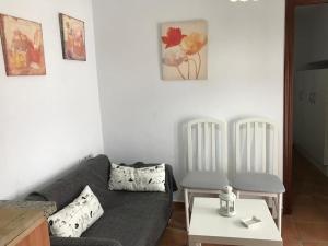 un soggiorno con divano e tavolo di Casa Calle Alta Maria Bajo a Vejer de la Frontera