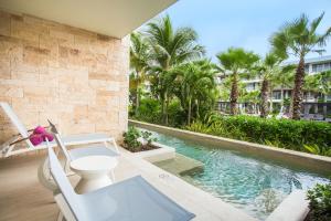 baño con aseo y piscina en Breathless Riviera Cancun Resort & Spa - Adults Only - All inclusive, en Puerto Morelos