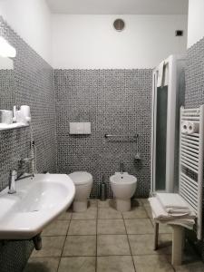 a bathroom with a sink and a toilet and a tub at Ahr Hotel Antille in Cazzago di Pianiga