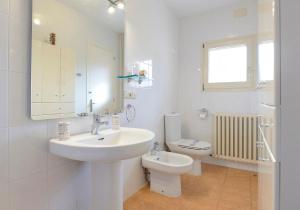 a white bathroom with a sink and a toilet at Apartamento "El Lilà" - Parking incluido in Olot +53 photos