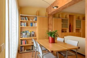 a dining room with a table and a plant on it at Apartamento "El Lilà" - Parking incluido in Olot