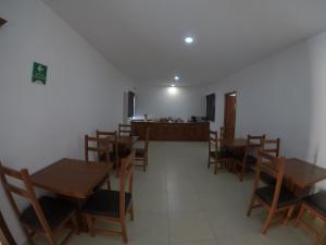 een eetkamer met houten tafels en stoelen bij Hotel Santiago in Jalpan