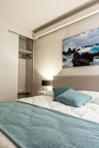 Four Elements Apartments tesisinde bir odada yatak veya yataklar
