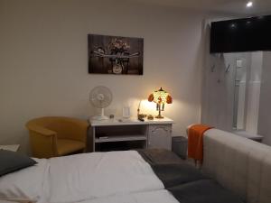sypialnia z łóżkiem i biurkiem z lampką w obiekcie Bredenbecker Hof w mieście Wennigsen
